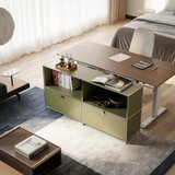Cubox Sideboard, 2 Ebenen, 2 Klappen in Olivgrün im wohnlichen Homeoffice am Schreibtisch, Ansicht von oben