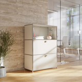 Cubox Büroregal, 3 Ebenen, 2 Klappen in Weiss im modernen Büro mit Steinwand, Glastrennwand und Pflanze