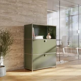 Cubox Büroregal, 3 Ebenen, 2 Klappen in Olivgrün im modernen Büro mit Steinwand, Glastrennwand und Pflanze