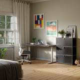 Cubox Büroregal, 3 Ebenen, 3 Klappen in Schwarz im hellen Homeoffice mit Schreibtisch, Bürostuhl und Bildern an der Wand