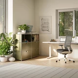 Cubox Sideboard, 3 Ebenen, 4 Klappen in Olivgrün im hellen Homeoffice mit Schreibtisch, Bürostuhl und Pflanzen