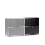 Cubox Erweiterungs-Set, 2 Ebenen, 1 Klappe in Schwarz, Schrägansicht angebaut an ein bestehendes Cubox Möbel (grau dargestellt), freigestellt auf weissem Hintergrund