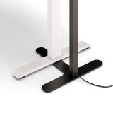 Büro-Stehlampe Lumino Pro in Schwarz, Standfuss mit Kabelführung neben Schreibtisch