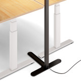 Büro-Stehlampe Lumino Pro in Schwarz, Standfuss zwischen Schreibtischbeinen