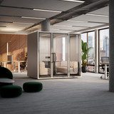 Telefonbox Focus Meet mit Möbel in offenem Büro mit Holzlamellenwand, Betonsäule und Pflanze