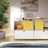 Cubox Sideboard mit Soft Panel Sonnengelb in sonnigem Wohnzimmer mit Pflanze und Wandbild