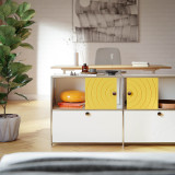 Cubox Sideboard mit Soft Panel Sonnengelb, einladendes Wohnzimmer mit Wollteppich und Vase