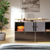 Cubox Sideboard mit Soft Panel Granitgrau in gemuetlichem Wohnzimmer mit Pflanze und Wandbild
