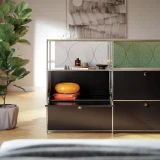 Cubox Sideboard, offenes Fach mit Soft Panel Gletschergrau und Moosgruen, warmes Wohnzimmerlicht