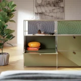 Cubox Sideboard, offenes Fach mit Soft Panel Granitgrau und Moosgruen, oranges Kissen sichtbar