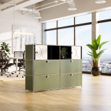 Cubox Sideboard mit Soft Panel Gletschergrau, gruener Raumteiler mit Blick durch Panoramafenster
