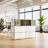 Cubox Sideboard mit Soft Panel Moosgruen, gruener Raumteiler mit Stadtblick durch Fensterfront