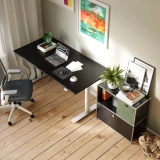 Cubox Sideboard mit Soft Panel Moosgruen neben Stehpult, natuerliche Homeoffice-Ecke mit Pflanze