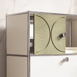 Cubox Soft Panel Moosgrün als Schranktür, offen, mit Metallknopf, vor eleganter Marmorwand