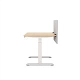 ofinto Akustik-Trennwand grau 140cm x 60cm montiert am höhenverstellbaren Schreibtisch Elevate - Seitenansicht Anwendungsbeispiel Büro-Setup