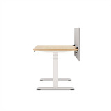 ofinto Akustik-Trennwand grau 120cm x 60cm montiert am höhenverstellbaren Schreibtisch Elevate - Seitenansicht Anwendungsbeispiel Büro-Setup