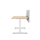 ofinto Akustik-Trennwand grau 180cm x 60cm montiert am höhenverstellbaren Schreibtisch Elevate - Seitenansicht Anwendungsbeispiel Büro-Setup