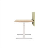 ofinto Akustik-Trennwand grün 120cm x 60cm montiert am höhenverstellbaren Schreibtisch Elevate - Seitenansicht Anwendungsbeispiel Büro-Setup