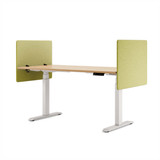 ofinto Akustik-Trennwand grün 80cm x 60cm im Einsatz - Vogelperspektive Arbeitsplatz mit Akustik-Trennwand für Lärmschutz im Grossraumbüro