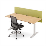 ofinto Akustik-Trennwand grün 180cm x 60cm im Einsatz - Vogelperspektive Arbeitsplatz mit Akustik-Trennwand für Lärmschutz im Grossraumbüro