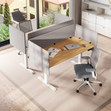 ofinto Akustik-Trennwand grau mit Seitenpaneelen 80cm x 60cm im modernen Büro - Vogelperspektive zweier höhenverstellbarer Schreibtische Elevate mit Akustik-Trennwand für Lärmschutz im Grossraumbüro