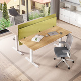 ofinto Akustik-Trennwand grün 180cm x 60cm im modernen Büro - Vogelperspektive zweier höhenverstellbarer Schreibtische Elevate mit Akustik-Trennwand für Lärmschutz im Grossraumbüro