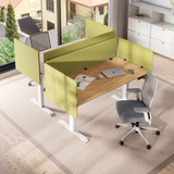 ofinto Akustik-Trennwand grün mit Seitenpaneelen 80cm x 60cm im modernen Büro - Vogelperspektive zweier höhenverstellbarer Schreibtische Elevate mit Akustik-Trennwand für Lärmschutz im Grossraumbüro