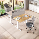 ofinto Akustik-Trennwand grau 120cm x 60cm im modernen Büro - Vogelperspektive zweier höhenverstellbarer Schreibtische Elevate mit Akustik-Trennwand für Lärmschutz im Grossraumbüro