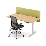 ofinto Akustik-Trennwand grün 160cm x 60cm im Einsatz - Vogelperspektive Arbeitsplatz mit Akustik-Trennwand für Lärmschutz im Grossraumbüro