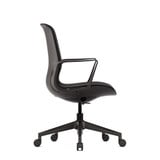 ofinto Flex Office in Schwarz mit Armlehnen Seitenansicht - geschwungene Silhouette zeigt die ergonomische Formgebung und atmungsaktive Stoffpolsterung
