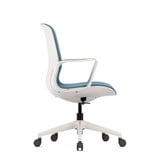 ofinto Flex Office in Blau mit Armlehnen Seitenansicht - geschwungene Silhouette zeigt die ergonomische Formgebung und atmungsaktive Stoffpolsterung