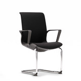 ofinto Flex Meeting Konferenzstuhl in Schwarz - moderner Freischwinger mit Armlehnen und Chromgestell ideal für Office-Meetings und Schulungsräume (Perspektive)