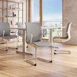 ofinto Flex Meeting Konferenzstuhl mit Armlehnen in hellem Besprechungsraum - ergonomische Besucherstühle in Weiss für professionelle Office-Meetings mit Weitblick
