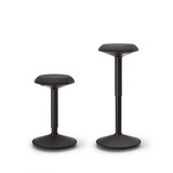 ofinto Move Höhenverstellung - zwei schwarze Sitz-Stehhocker in unterschiedlichen Höhenpositionen zeigen die flexible Anpassbarkeit für Stehschreibtische