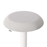 ofinto Move Sitzpolster Detailansicht - atmungsaktiver weisser Bezugsstoff mit hochwertigem Sitzkomfort und ofinto-Logo auf dem ergonomischen Aktiv-Hocker