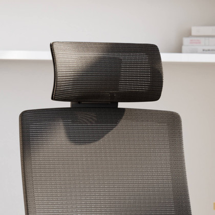 Appui-tête ergonomique pour « Ergo » en noir, gros plan montrant l'appui-tête monté sur une chaise de bureau dans une pièce lumineuse