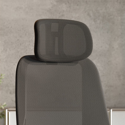 Appui-tête ergonomique pour Cloud, couleur noire ; gros plan montrant l'appui-tête monté sur une chaise de bureau devant un mur en béton