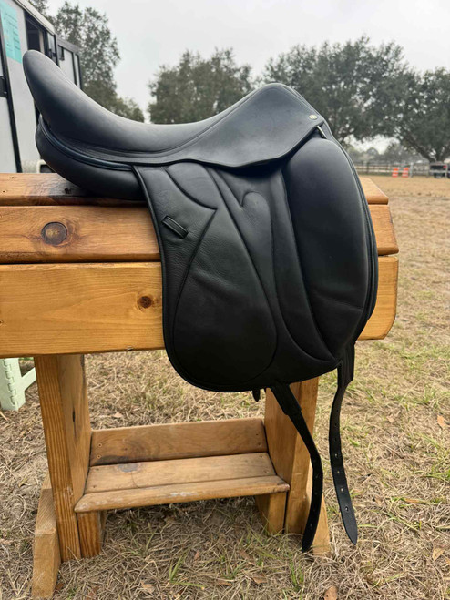 Devoucoux Makila Dressage Saddle 18"