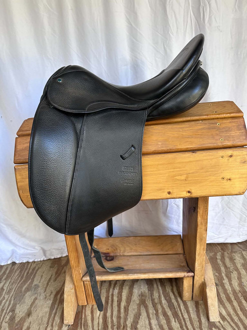 STUBBEN GENISIS DRESSAGE SADDLE 17.5