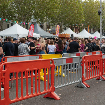 Plastic vs Metal Crowd Barriers: Which One Suits You Best for Effective Crowd Control?