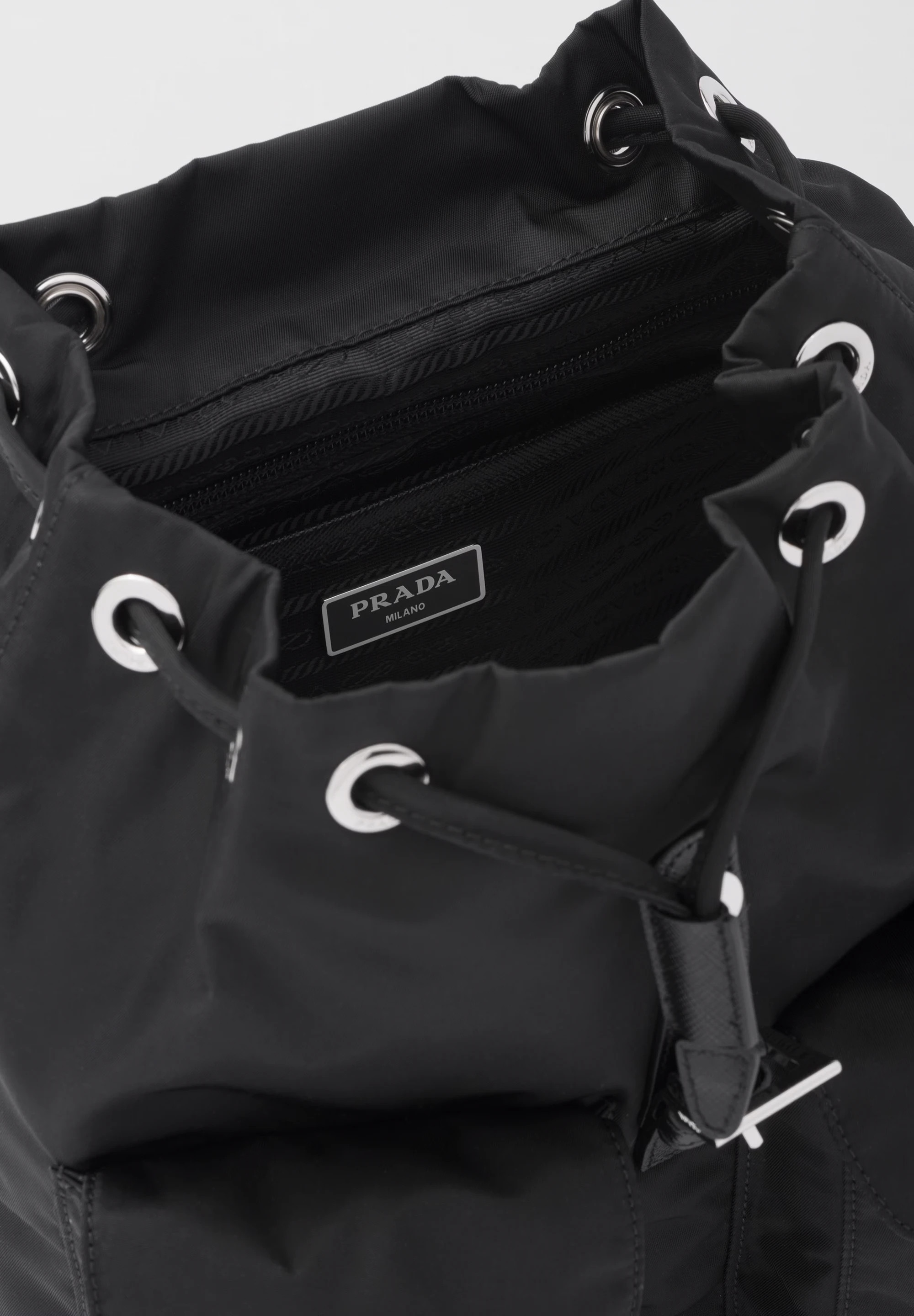 スモール Re-Nylon バックパック 1BZ677 RV44 F0002 V OOO
