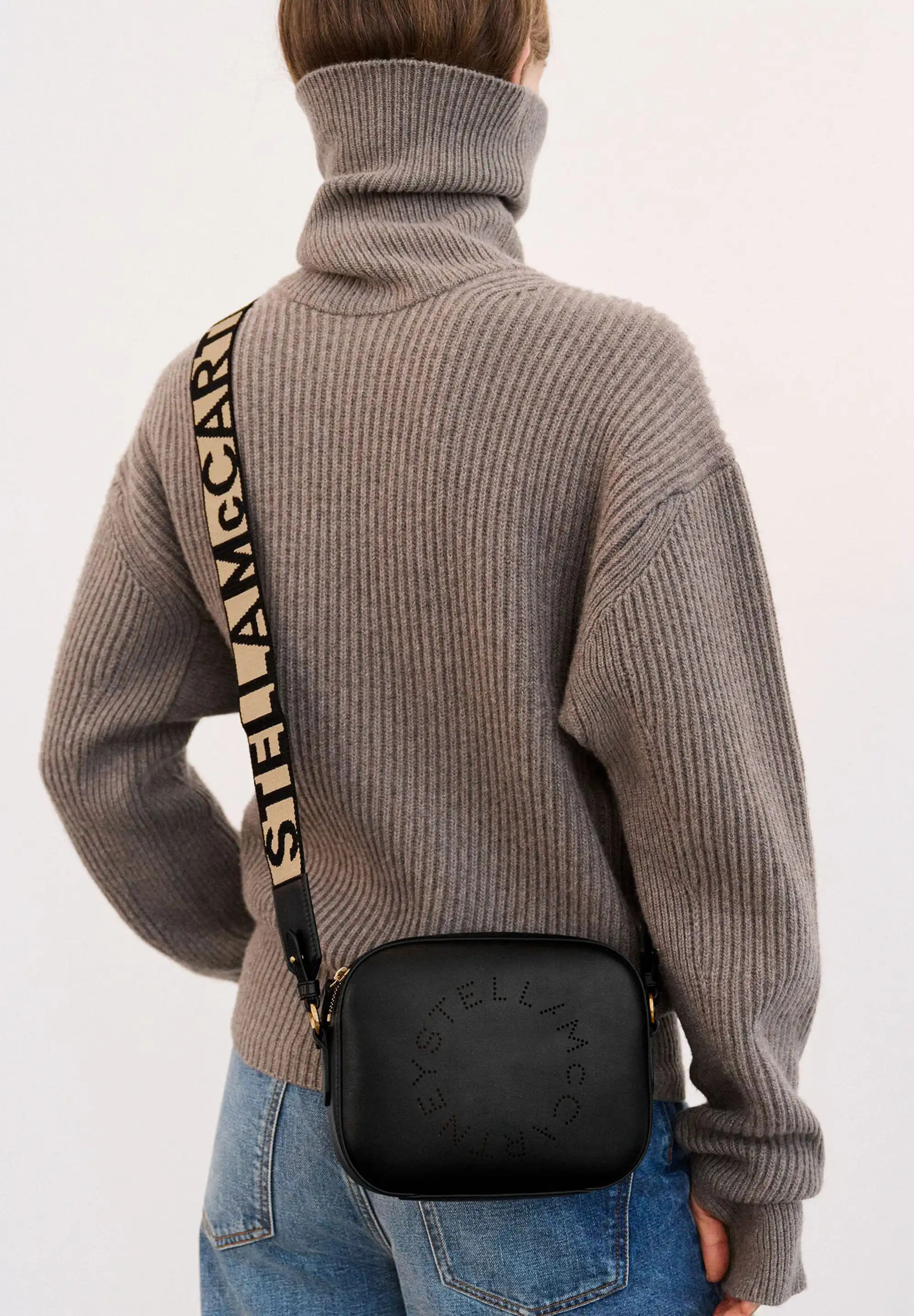 *ロゴ*毎日の必需品*クロスバッグ/カメラバッグ ロゴ クロスボディ カメラバッグ ブラック | Matsuya Ginza