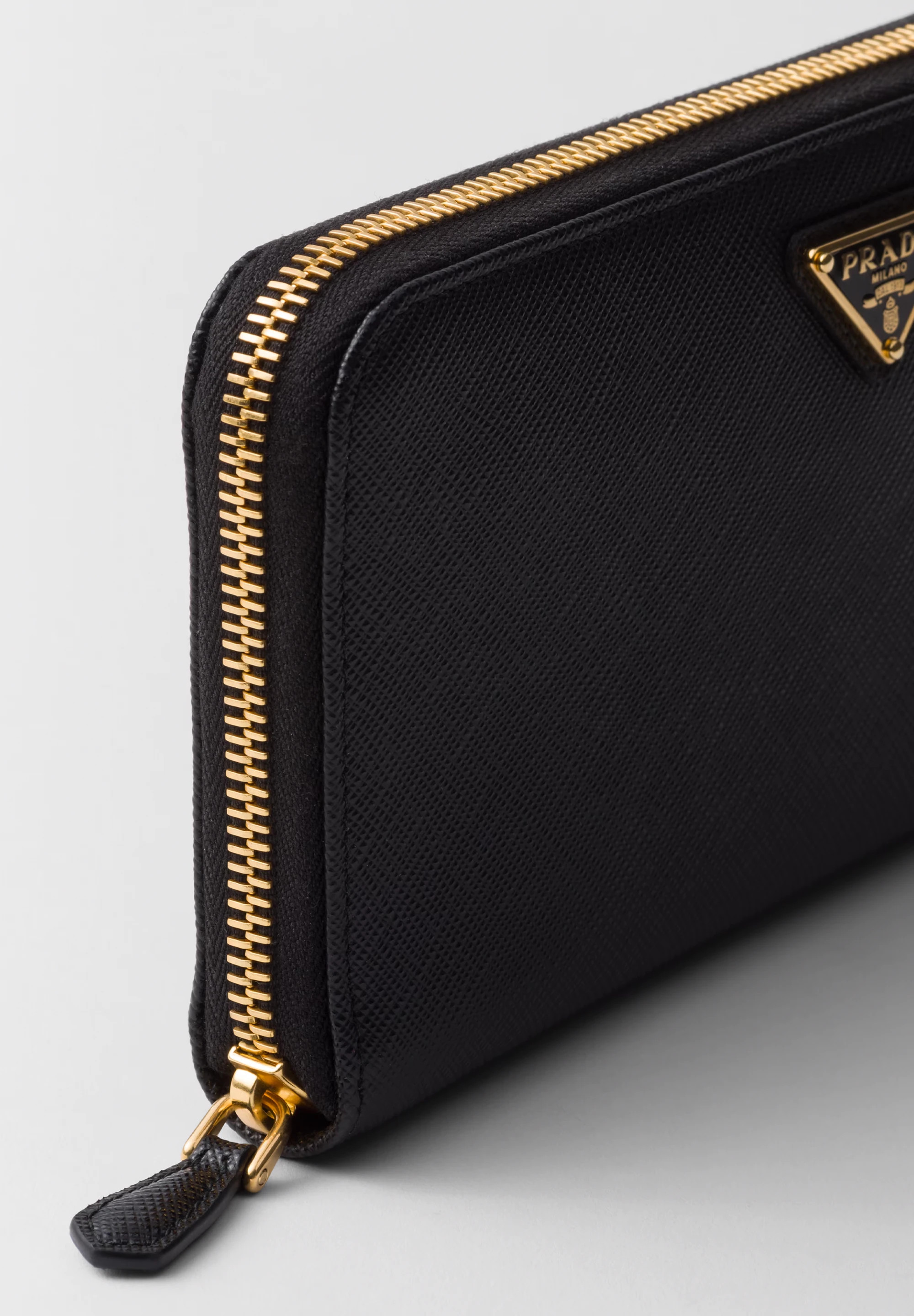 サフィアーノトライアングル ジップアラウンド財布 PRADA/プラダ_Men通販 | サフィアーノトライアングル ジップアラウンド