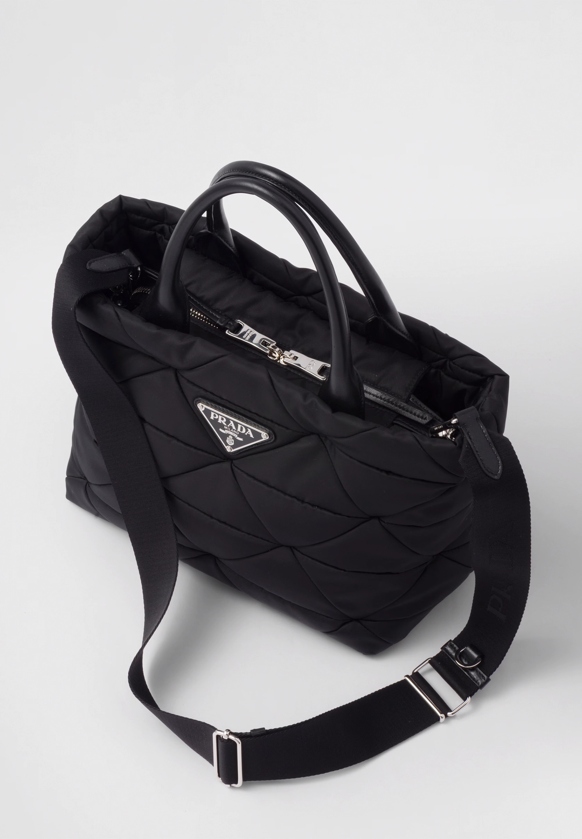 【PRADA】スモール パデッド Re-Nylon トートバッグ PRADA直営店より スモール パデッド Re-Nylon トートバッグ