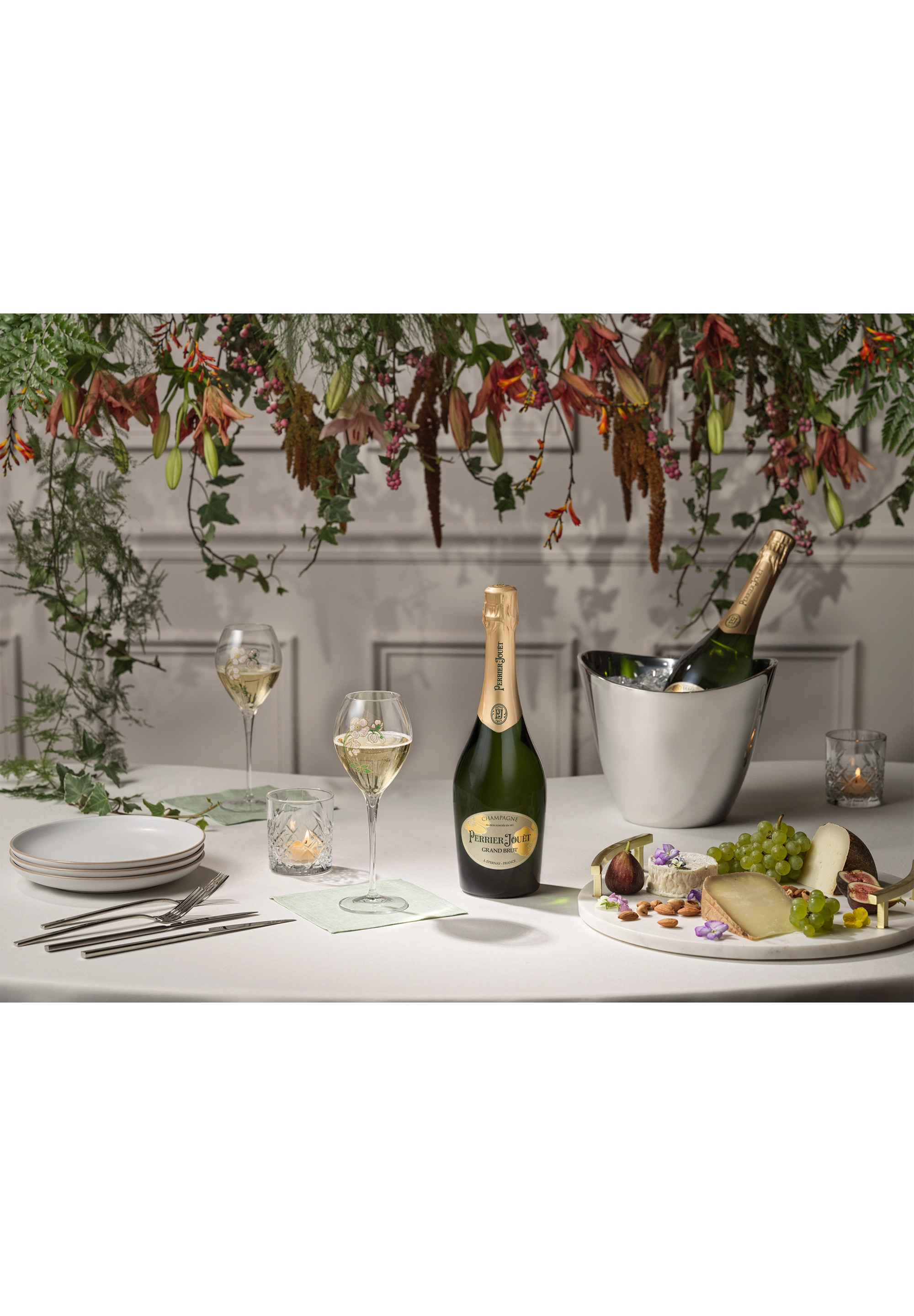Perrier-Jouët Grand Brut 750ml グラス2脚付き Perrier-Jouët Grand Brut 750ml グラス2脚付き Amazon.co.jp