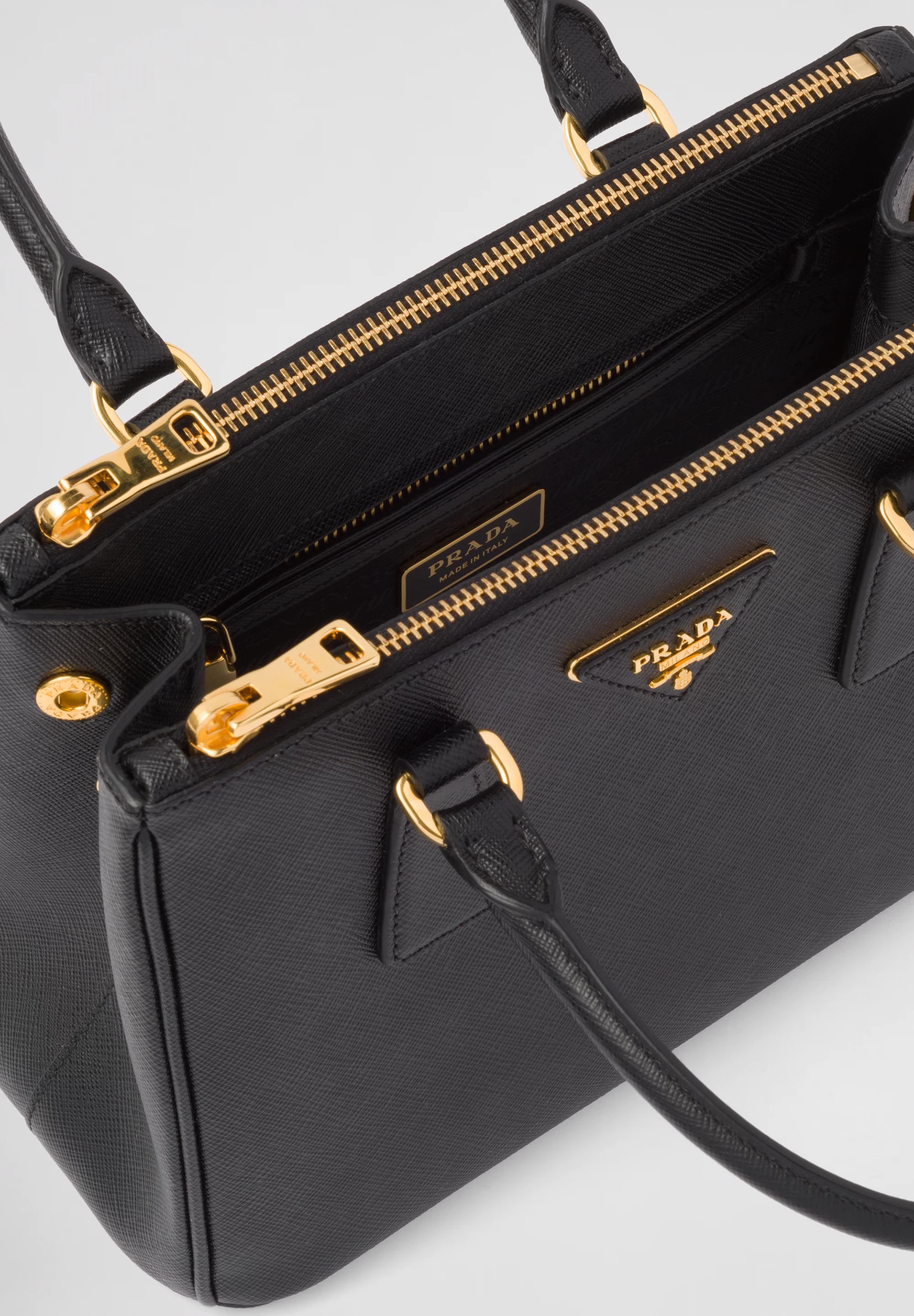 美品【Prada】サフィアノレザー ミニクロスバッグ PRADA - 【美品】プラダ【PRADA】 サフィアーノレザー ミニ