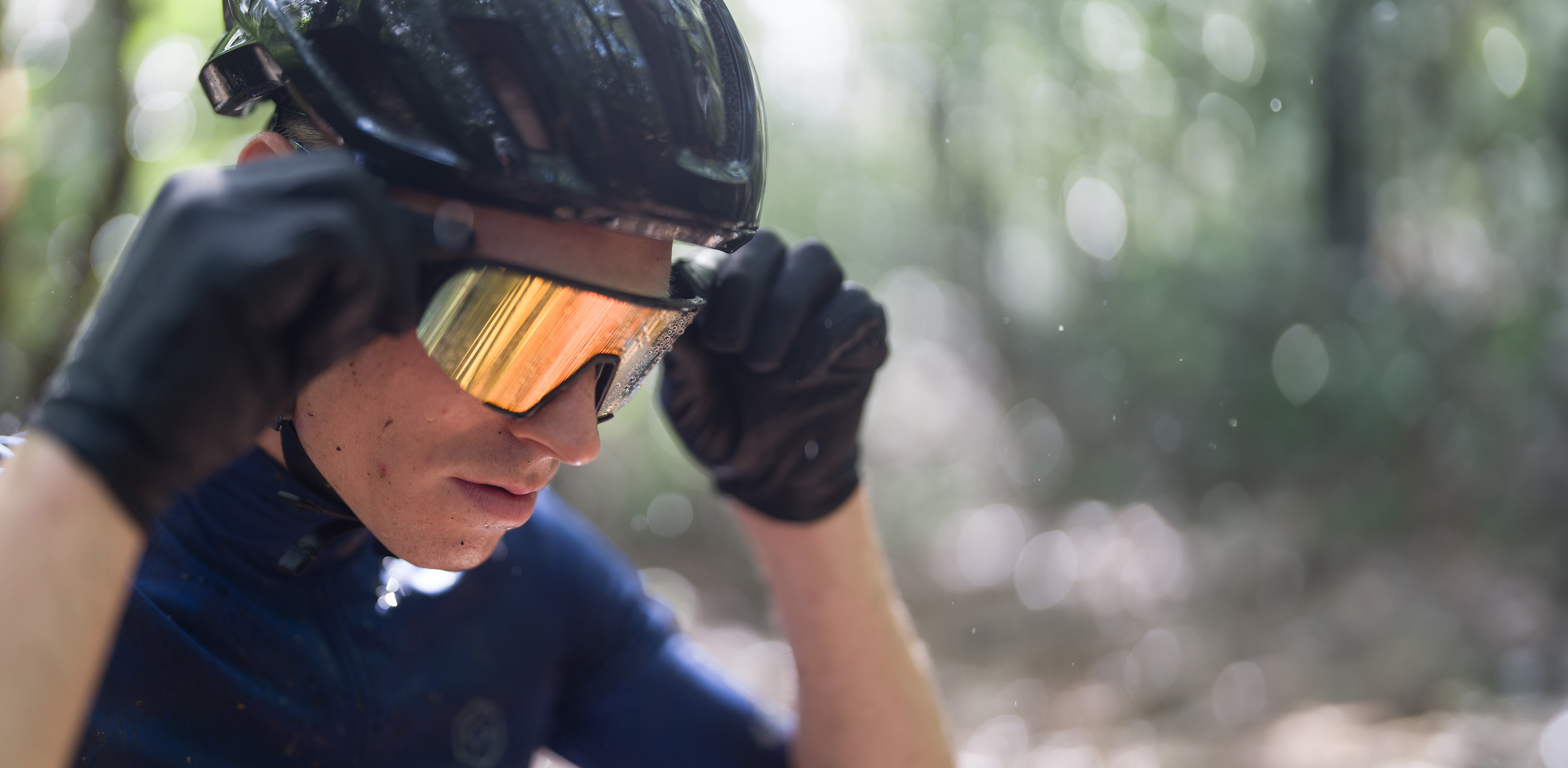 Radfahrer trägt PPEEQQ