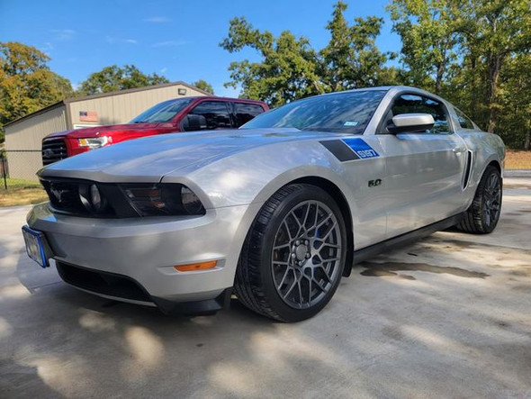 2005-14 Mustang Dual Line Fender Accent Vinyl Stripes
Matte Anthracite and Electric Blue