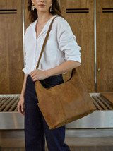 lifestyle image of the hobo purse