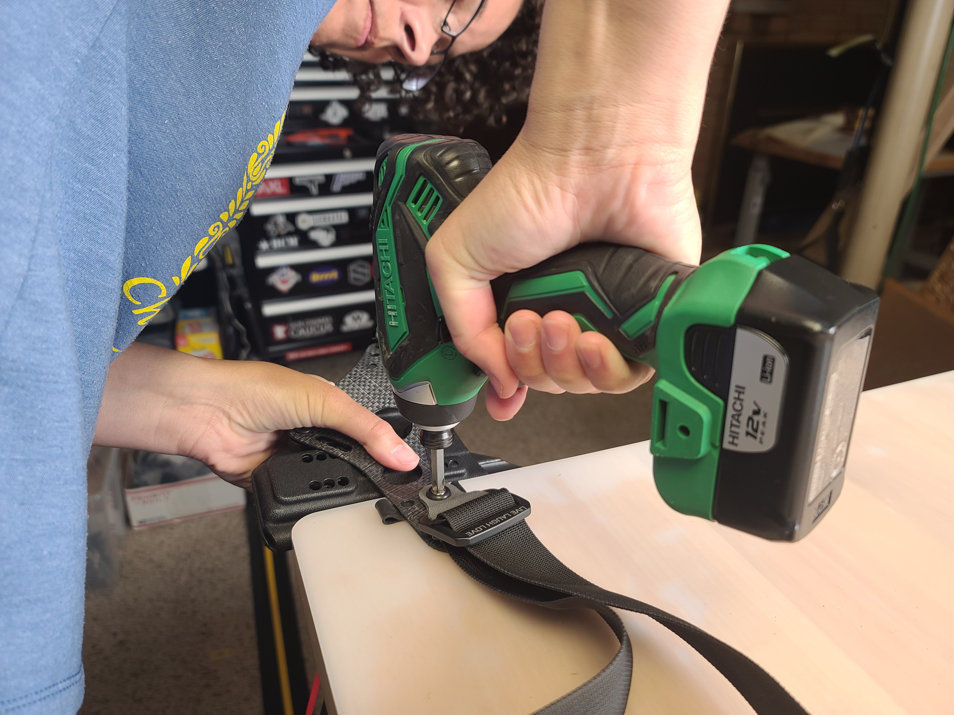 Press down hard while tightening the screw.